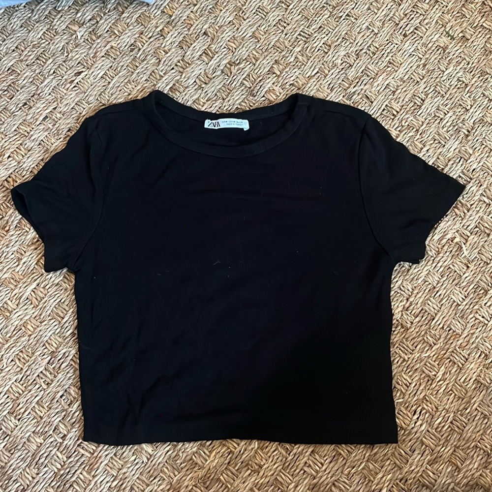 PERFECT BASIC black top! Much needed staple!!